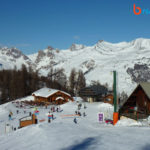 panorama à l'arrivée avec le restaurant, la gare amont, le poste de secours et sa webcam