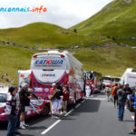 Les bus se garent sur la voie de droite