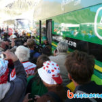Pierre Rolland interviewé devant le bus Europcar