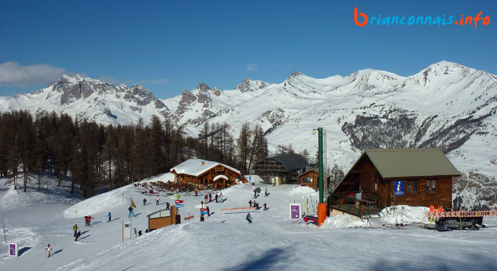 panorama à l’arrivée avec le restaurant, la gare amont, le poste de secours et sa webcam