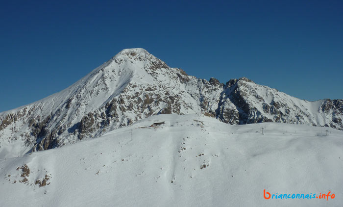 La fin de la ligne vue depuis le télésiège du Chalvet, avec le Chaberton au second plan