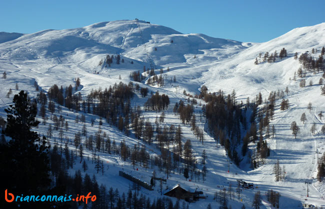 Vue globale de la ligne du télésiège des Gondrans
