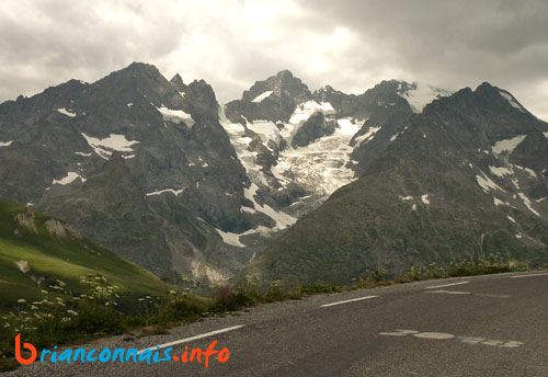 vue plongeante sur les glaciers au km 2