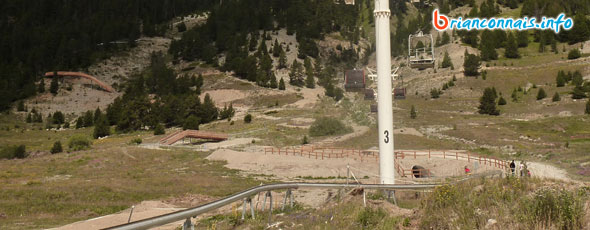 le bas de la piste en été