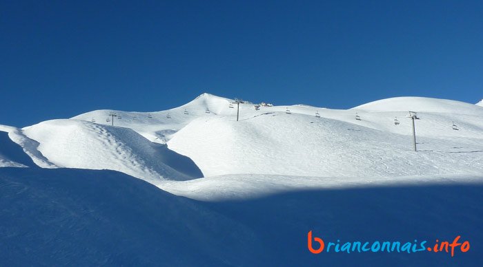 La pyramide de la Cucumelle en toile de fond
