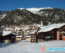 passage de la piste de ski entre les batiments de la résidence la ferme d'augustin