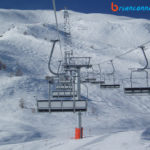 à bord du télésiège, au-dessus des deux pistes rouges