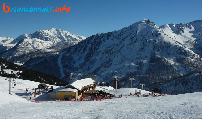 vue sur la gare d’arrivée et panorama sur l’Italie